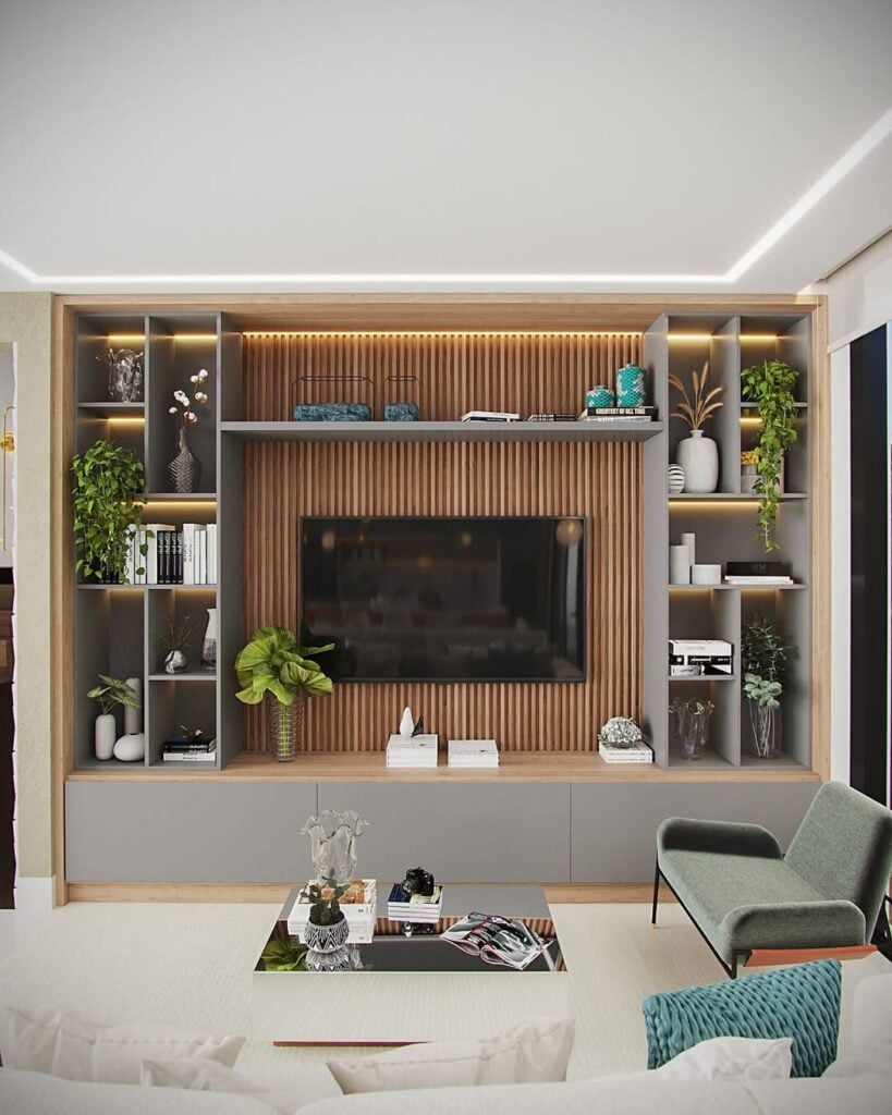 Sala de estar com estante cinza e painel da tv ripado