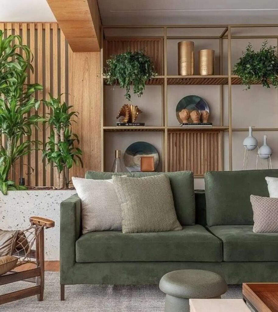 Sala de estar com sofá verde, estante em madeira e metal