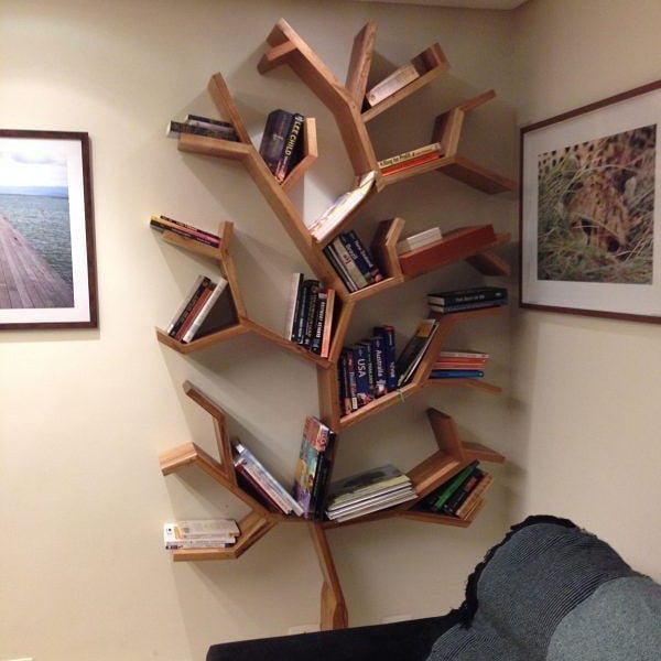Estante de livros em formato de árvore