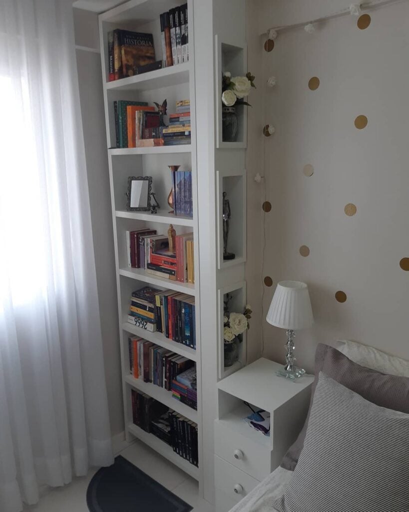 Quarto com estante de livros branca