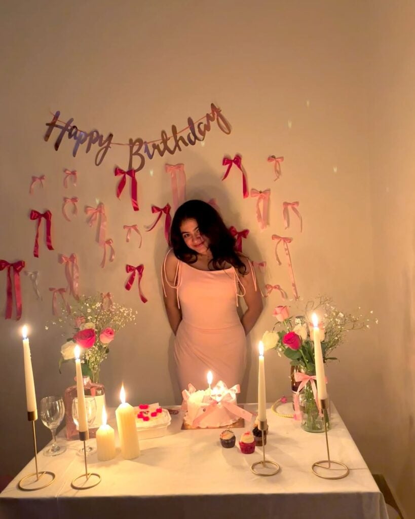 Mulher jovem em festa de aniversário com tema rosa