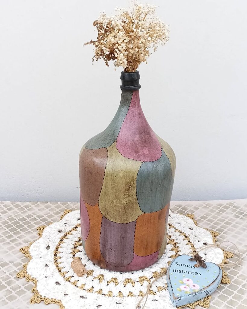 Garrafão de vinho pintado com flores secas