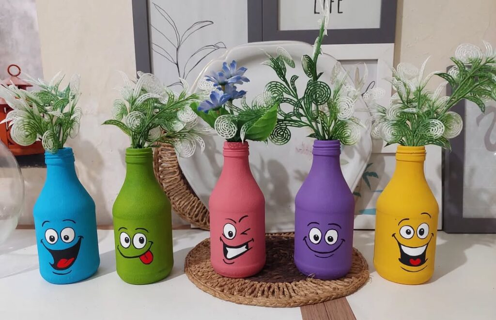 Garrafinhas coloridas com carinhas felizes