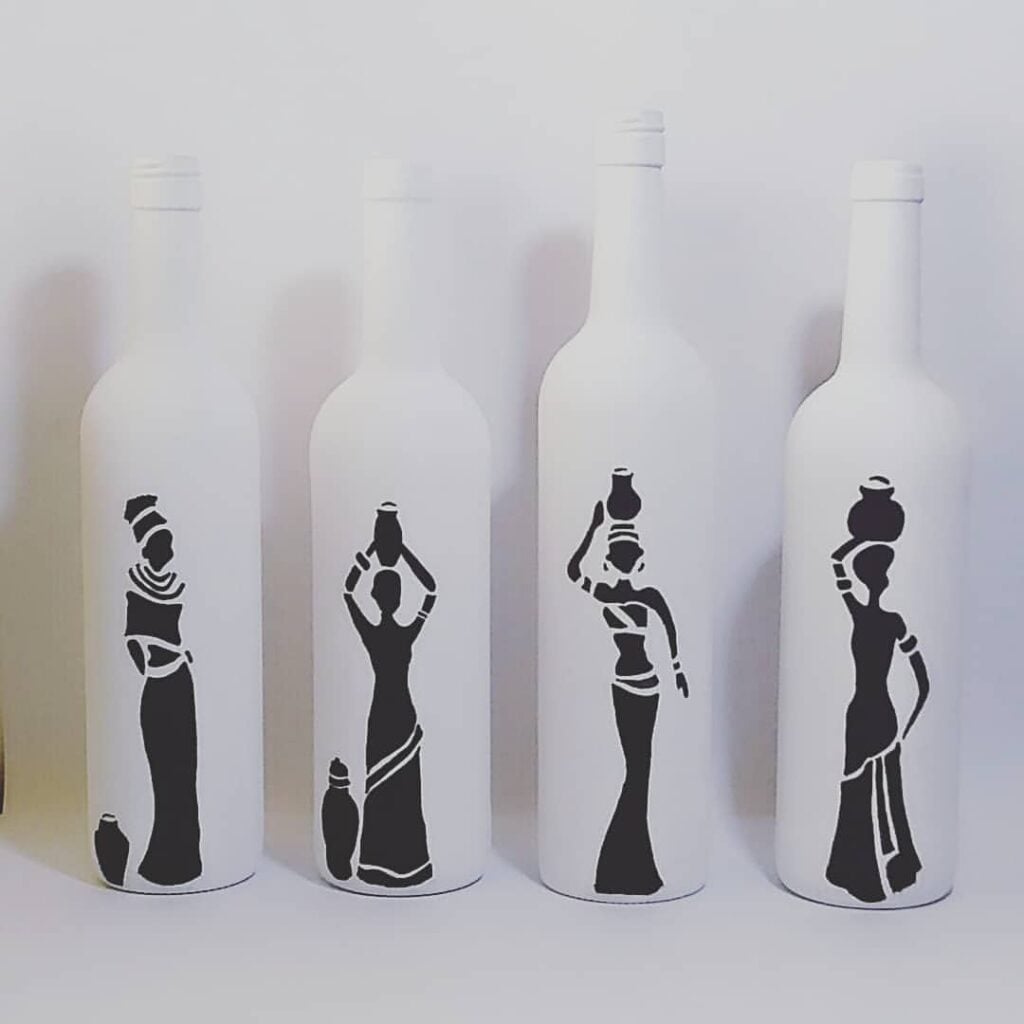 Garrafas brancas com figuras de mulheres em preto