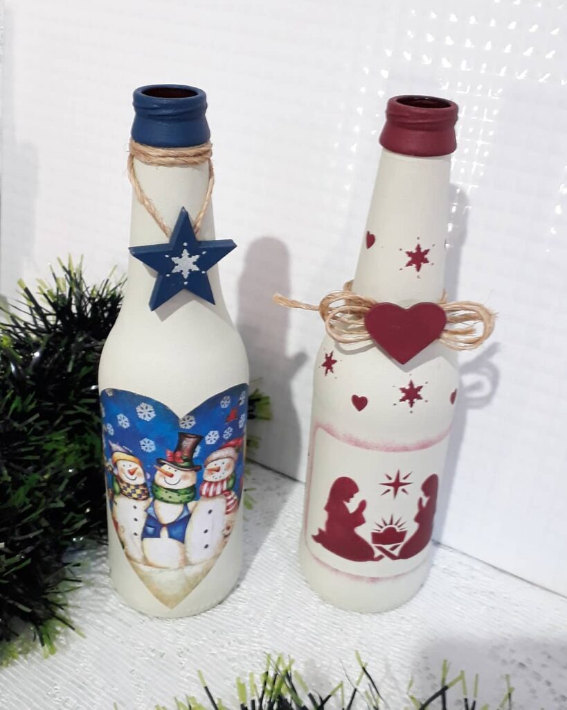 Garrafas enfeitadas com tinta, desenhos, corações e estrelas