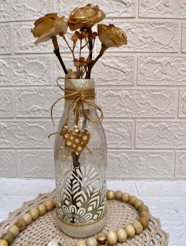 Garrafa decorada com tinta, stencil e barbante