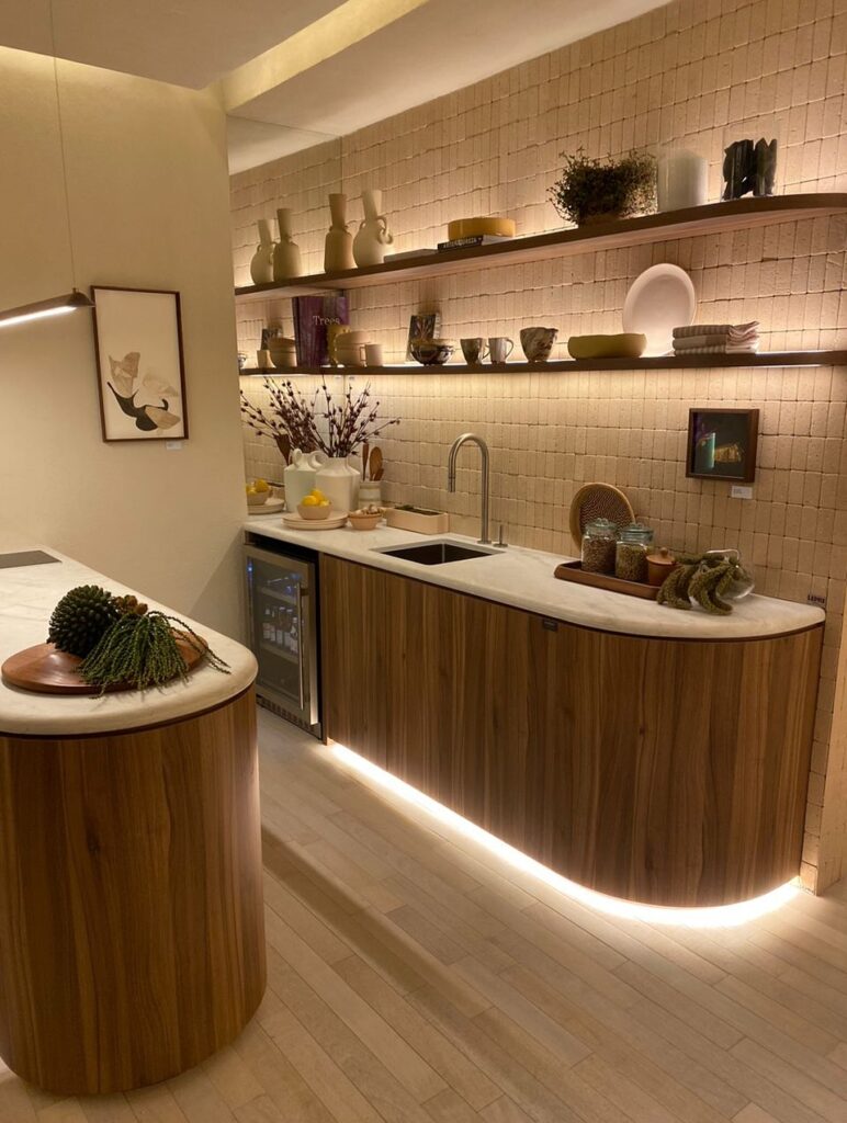 Cozinha com prateleiras abertas e iluminação em LED