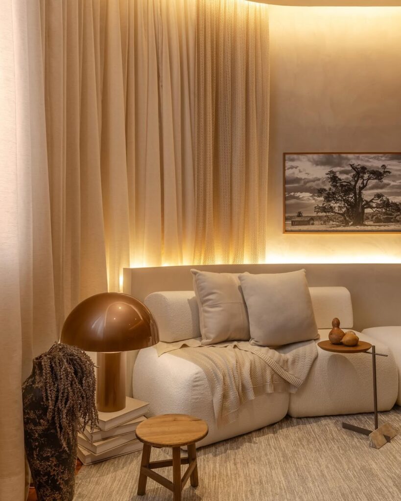 Sala com sofá orgânico neutro, iluminação com LED e abajur em metal