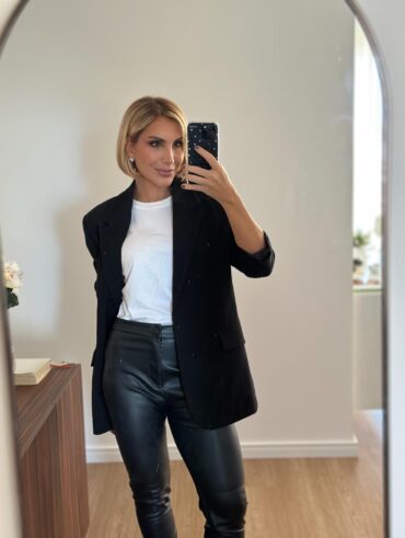 Inspiração de cabelo liso e curto blunt cut bob para mulheres com mais de 50 anos