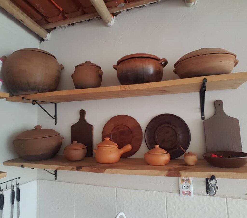 Inspiração de cozinha rústica com panelas de ferro