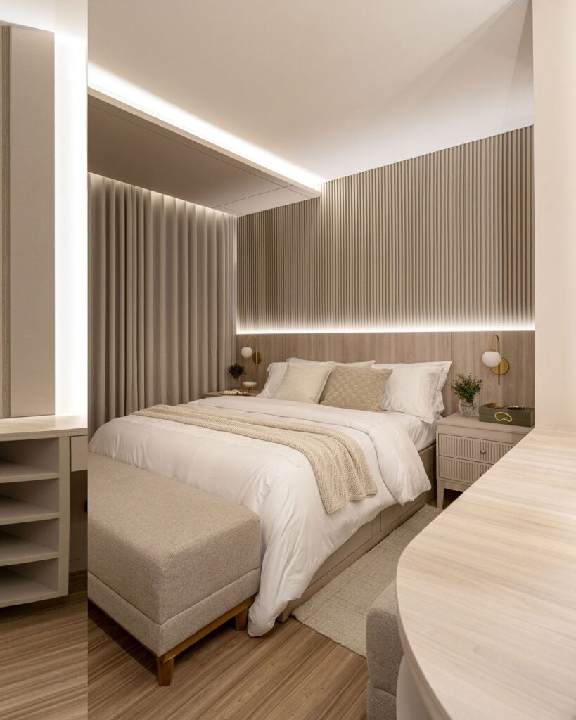 Inspiração de quarto de casal aconchegante com cama, almofadas e cortina