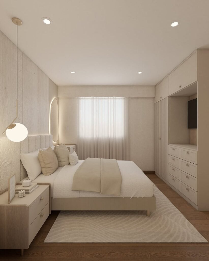 Inspiração de quarto de casal aconchegante com cama, almofadas e cortina