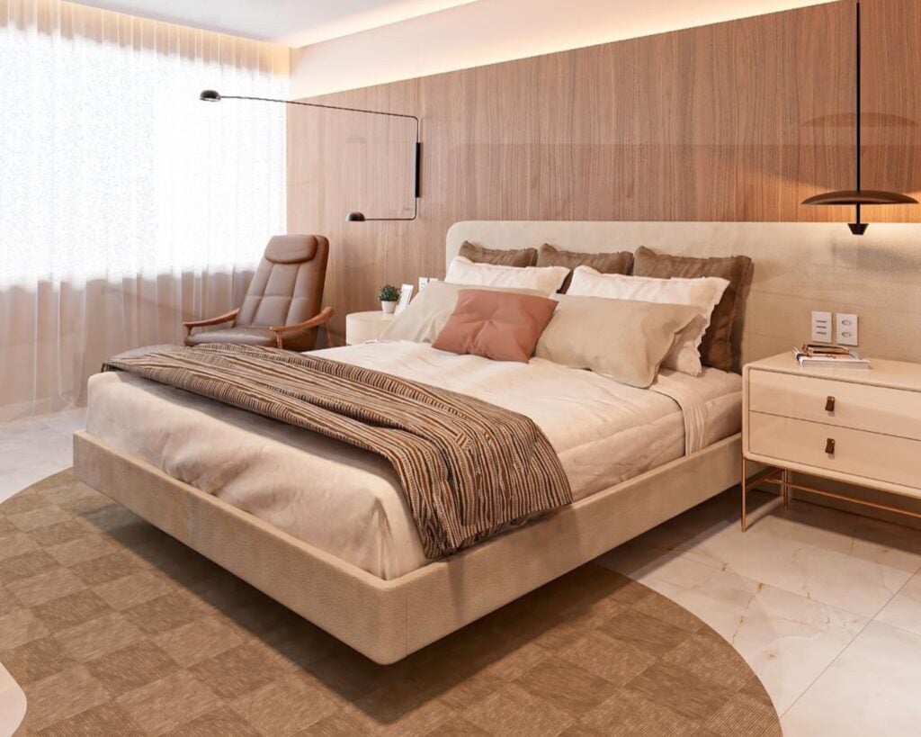 Inspiração de quarto de casal aconchegante com cama, almofadas e cortina