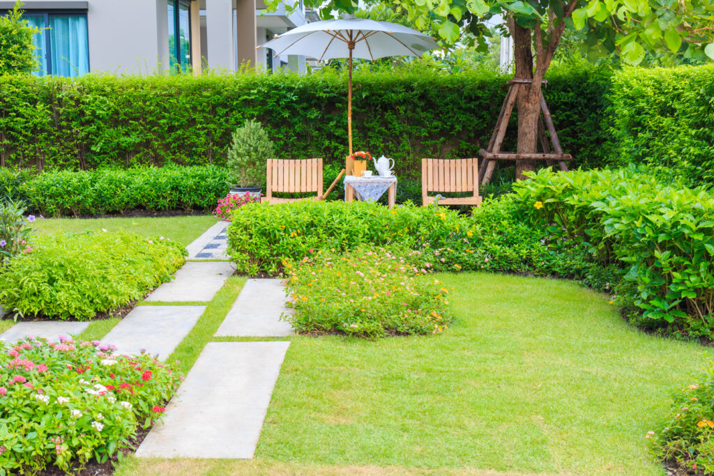Jardim com cadeiras embaixo de guarda-sol