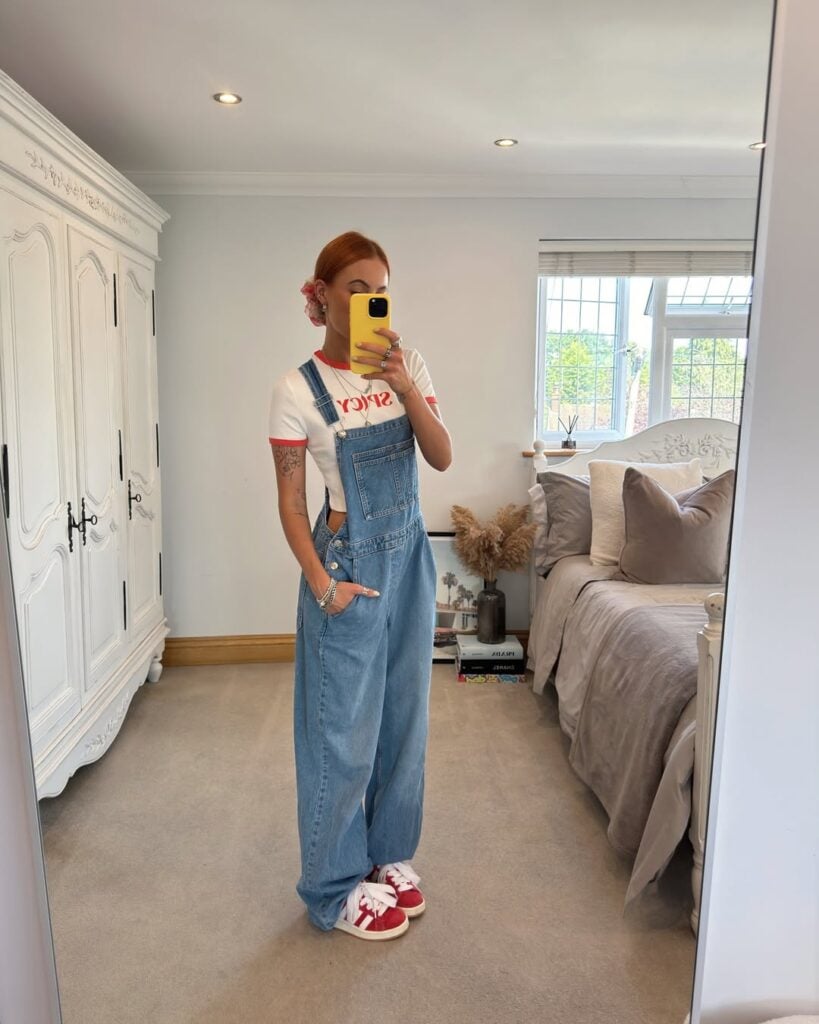 Look com jardineira jeans e tênis