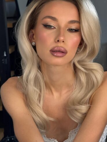 Mulher de pele clara, com cabelo loiro e maquiagem efeito lifting