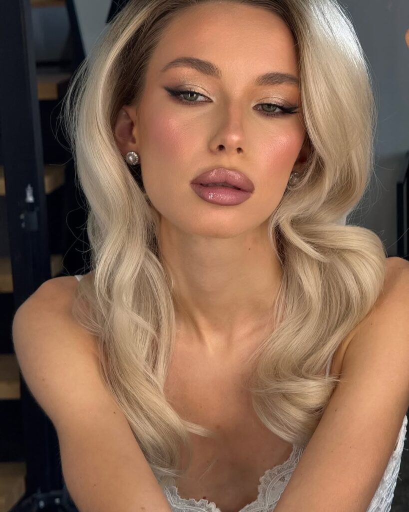 Mulher de pele clara, com cabelo loiro e maquiagem efeito lifting