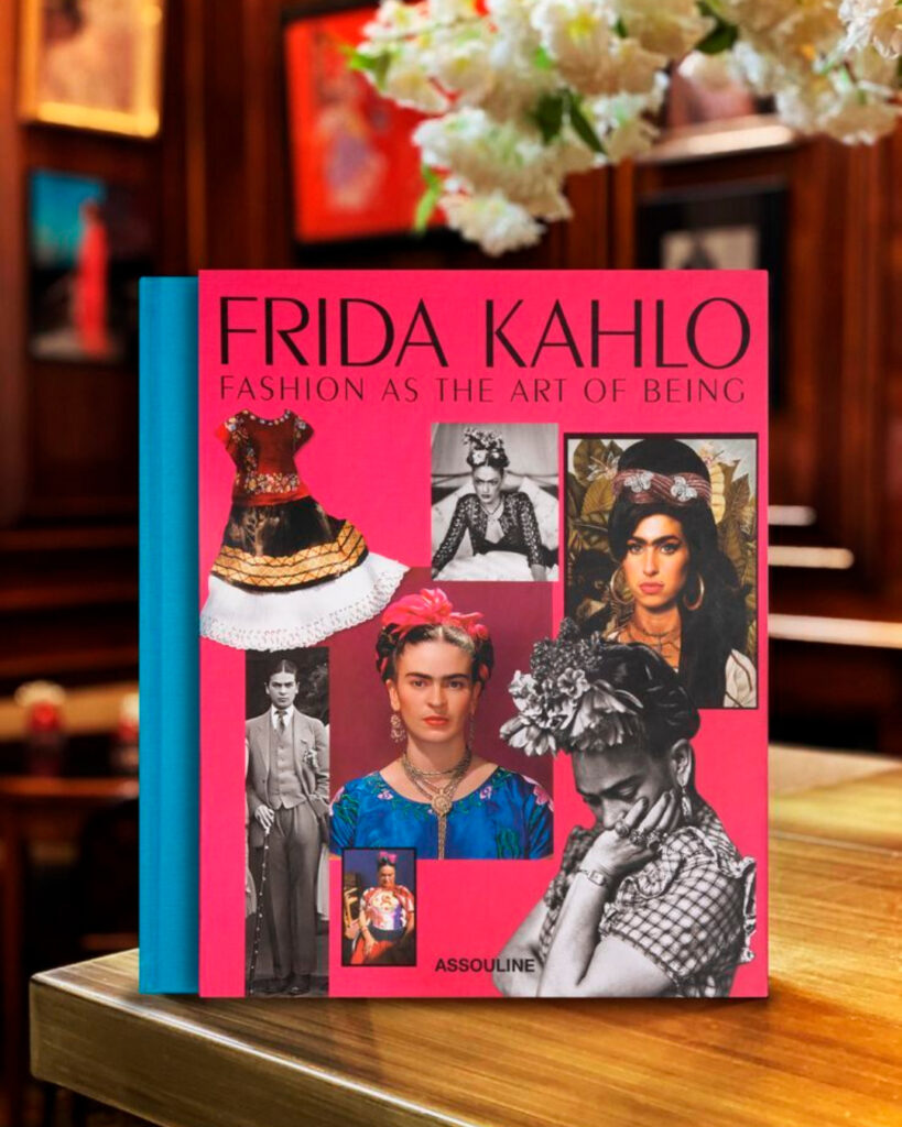 Livro com capa rosa e lombada azul com fotos de Frida Khalo e Amy Winehouse