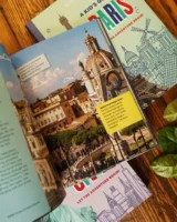 Livro com foto de algum lugar estrangeiro
