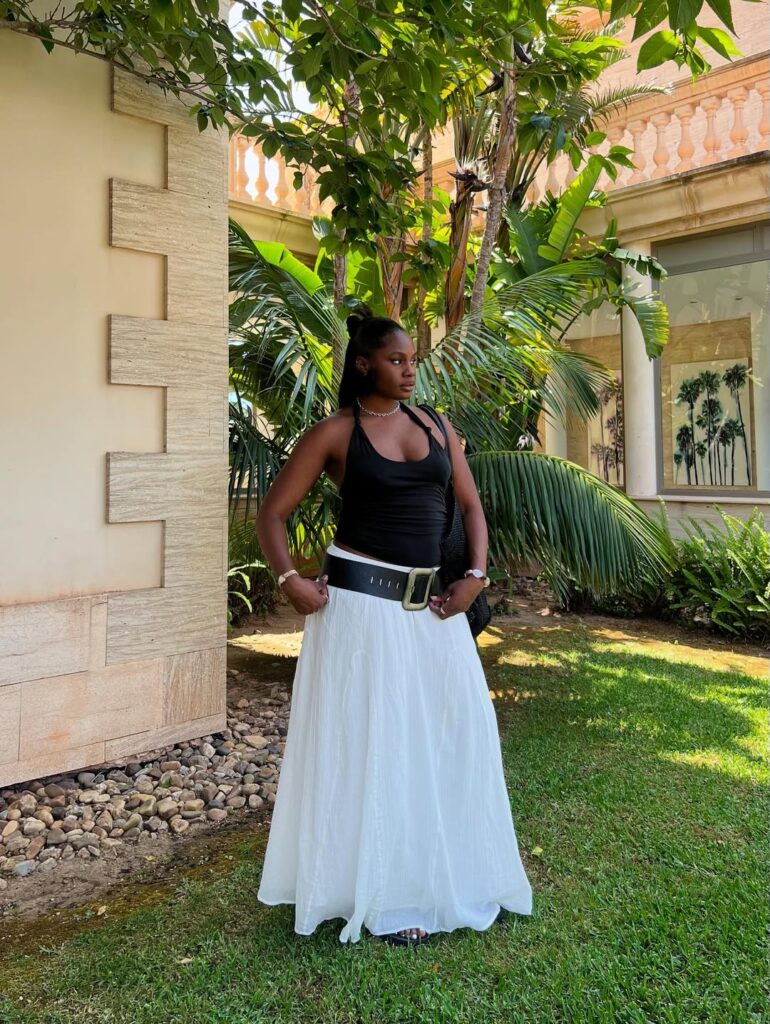 Look com saia branca e cinto preto
