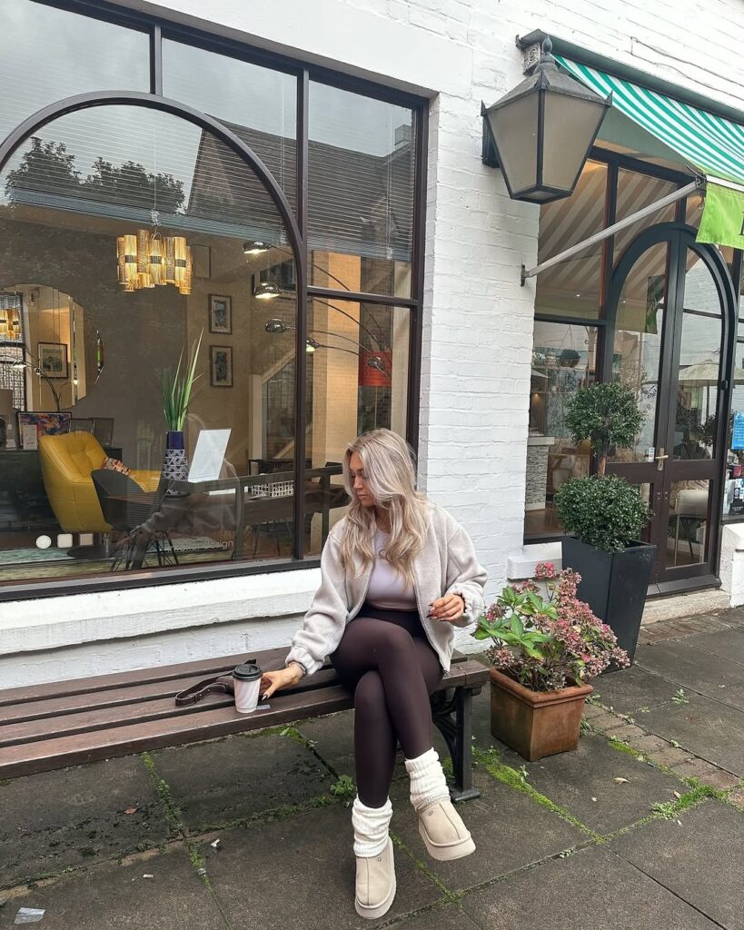 Mulher jovem com look de frio com bota ugg