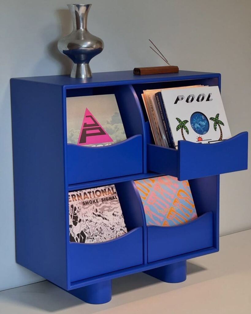 Móvel azul com gavetas e livros