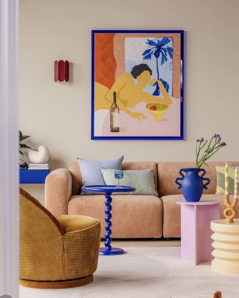Sala de estar com sofá rosa-claro com almofadas e objetos decorativos em Luminous Blue