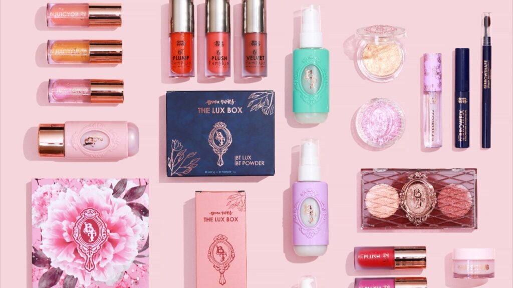 Produtos da Bruna Tavares disposto em um fundo rosa