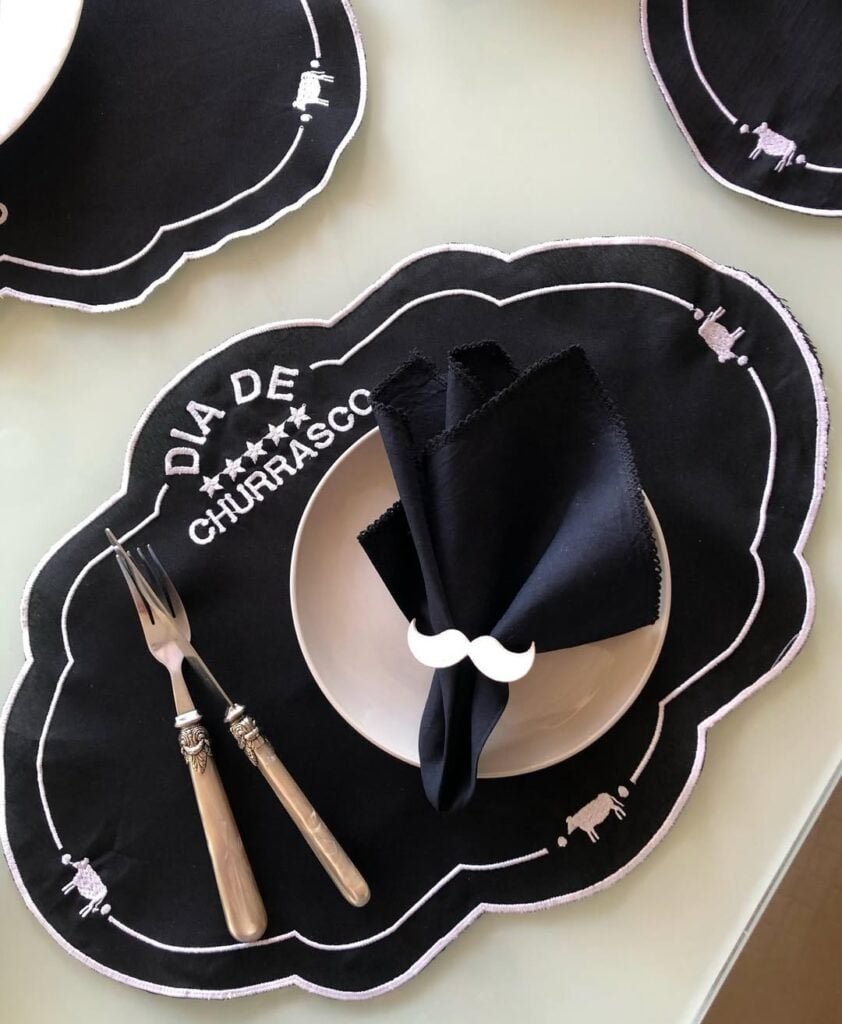 Decoração de mesa posta em preto e branco