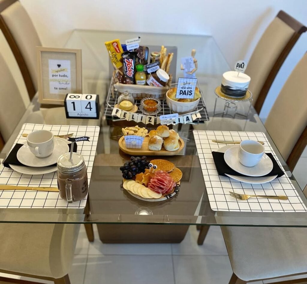 Mesa posta de Dia dos pais com jogo americano xadrez, louças brancas e guardanapos pretos