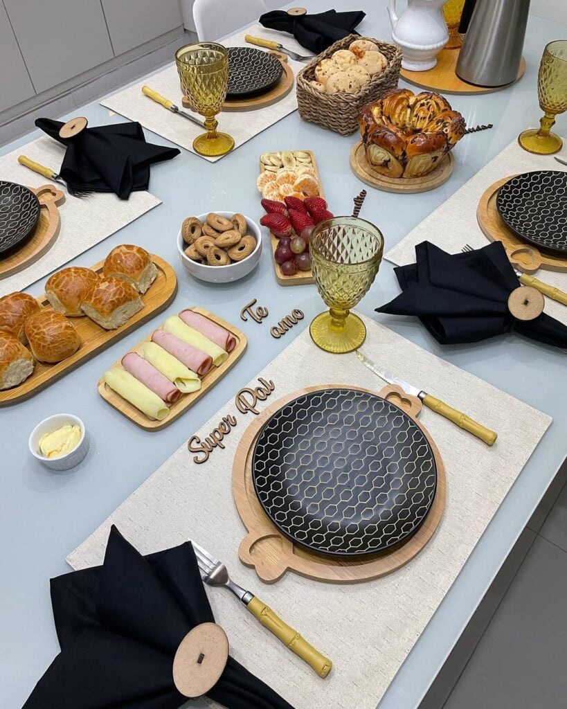 Mesa posta de Dia dos Pais com pratos e guardanapos pretos