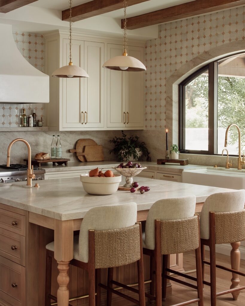 Cozinha no estilo farmhouse com ilha e bancada de mármore