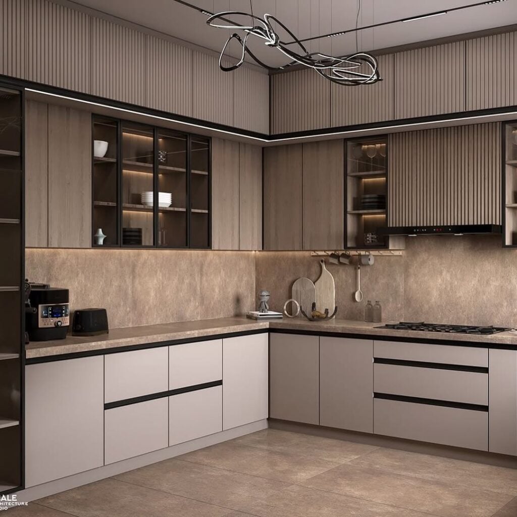 Cozinha em L em tons neutros com detalhes pretos, com pendente moderno