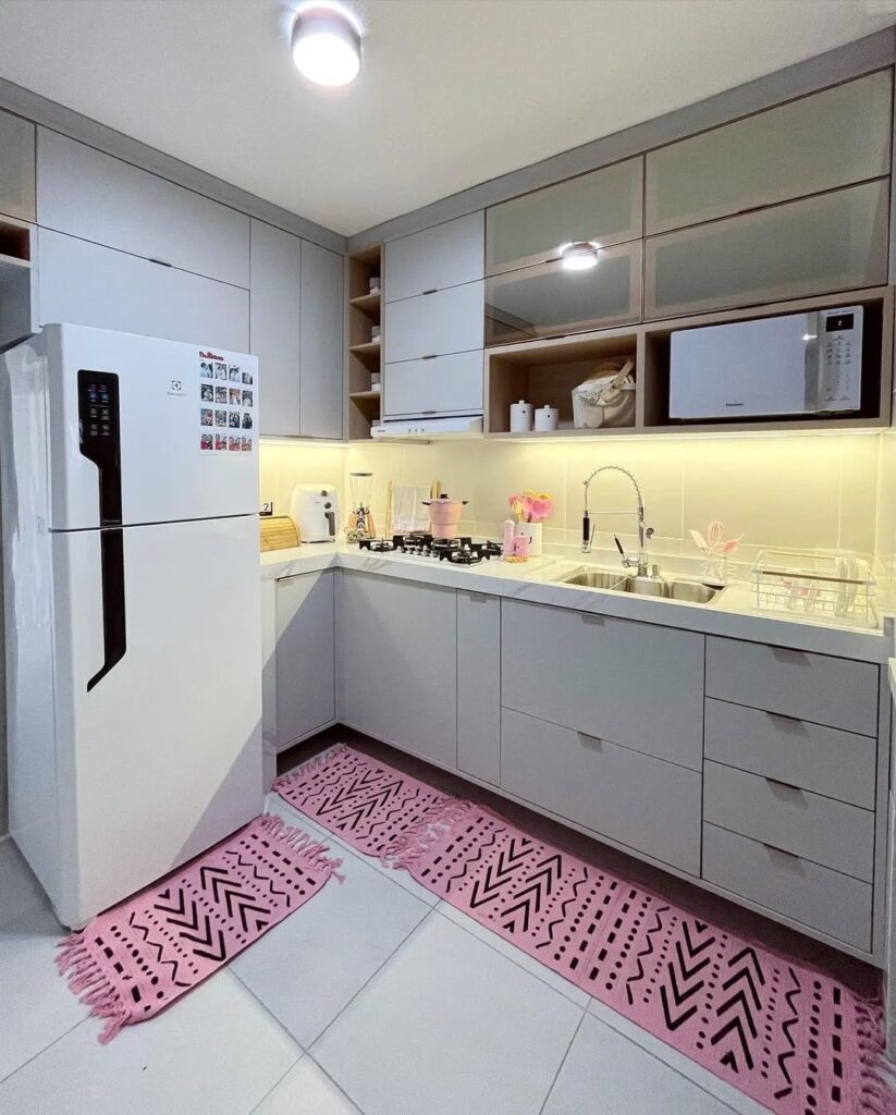 Cozinha branca em L com tapetes rosa