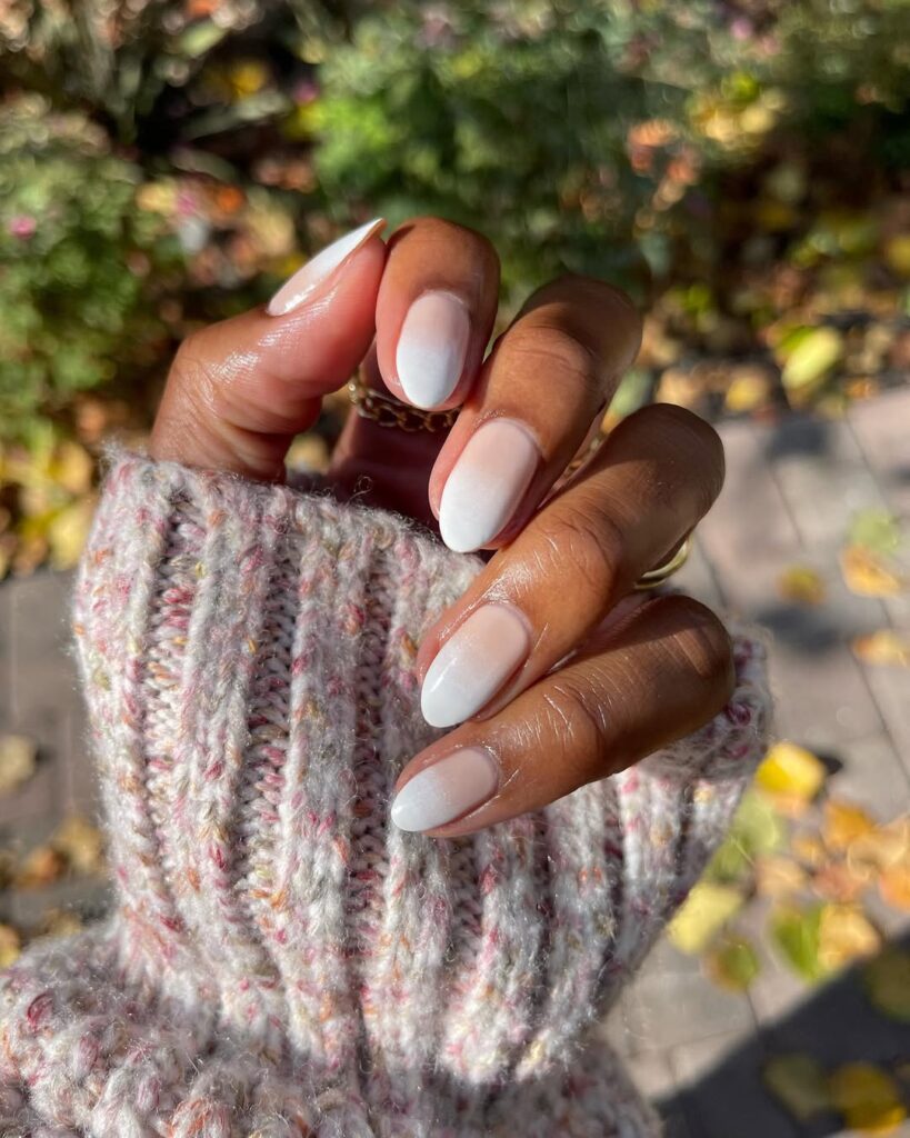 Mão de pele preta, com unha amendoada estilo ombré
