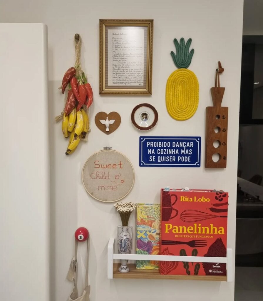 Parede branca com quadro e enfeites