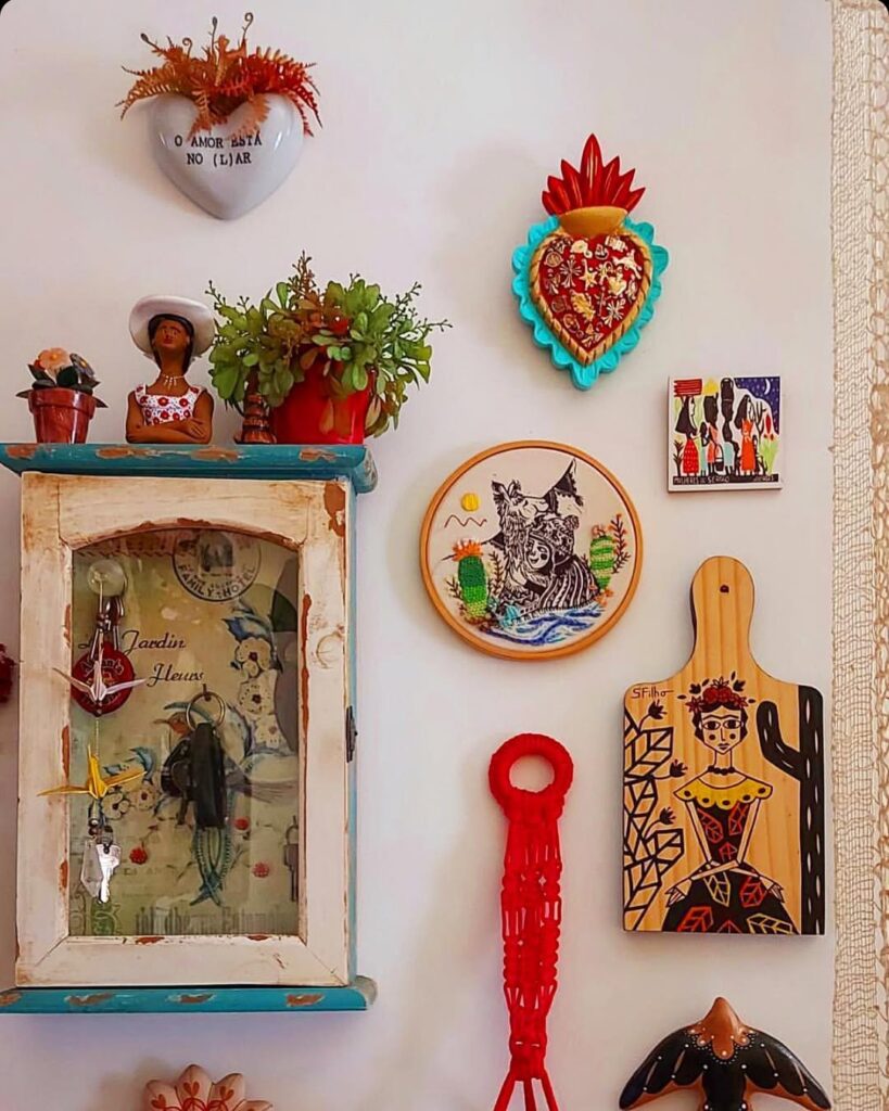 Parede branca com objetos decorativos
