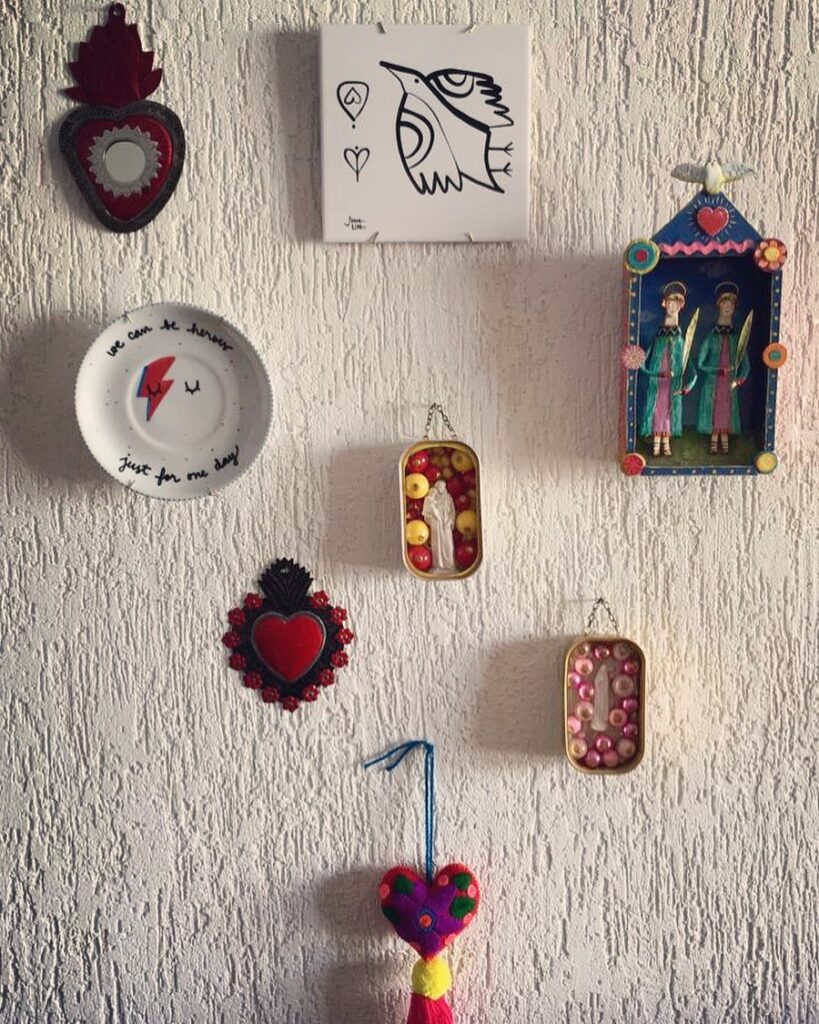 Objetos decorativos em parede branca