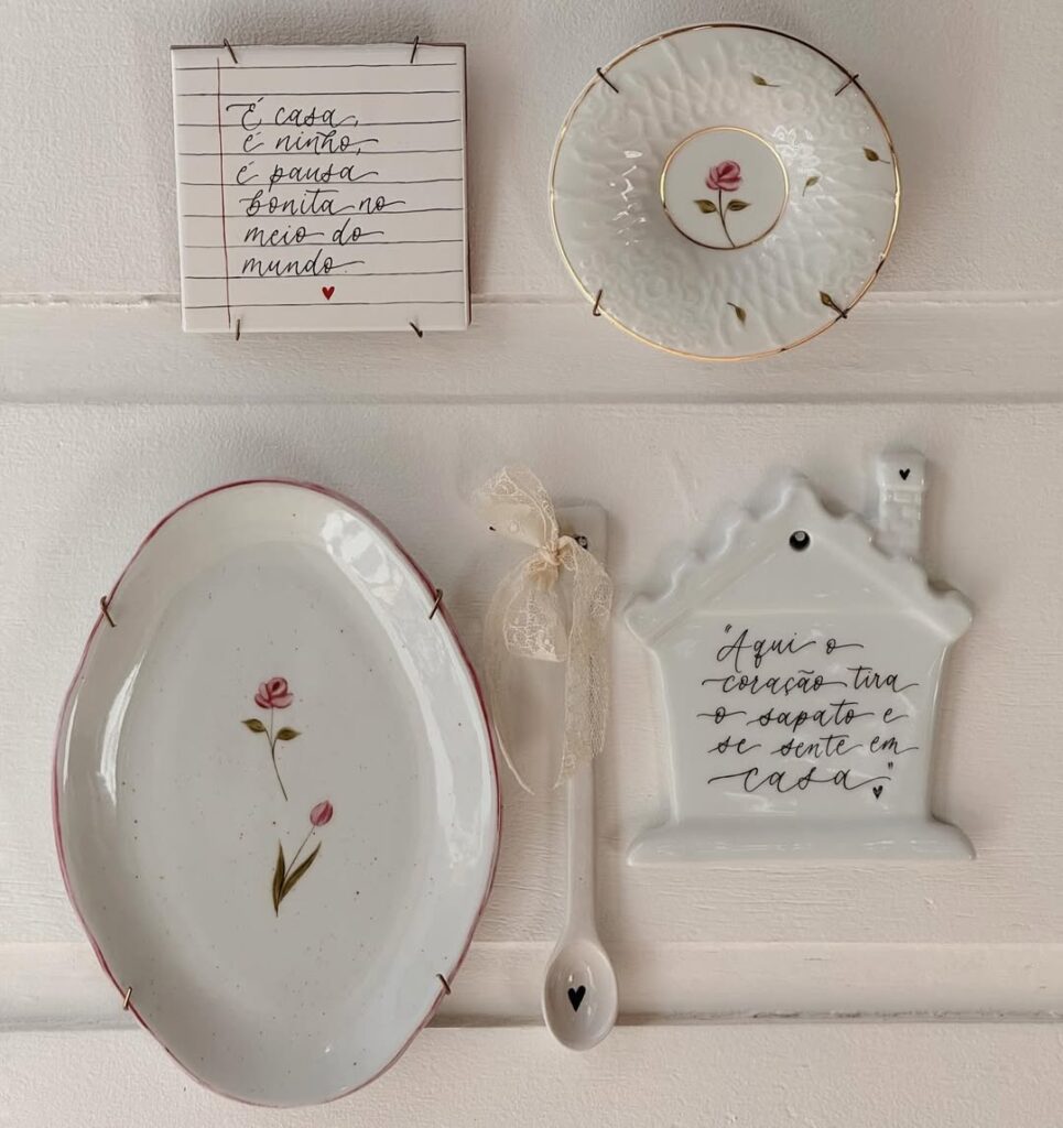 Itens decorativos de porcelana branca