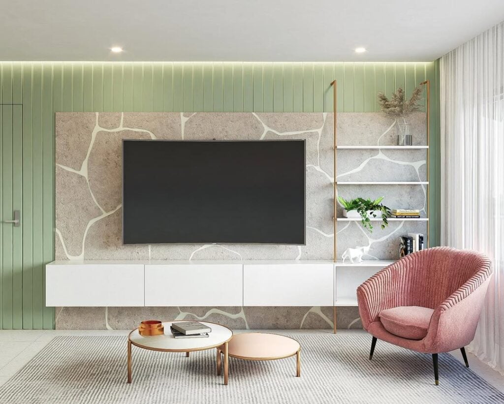 Sala de estar com painel ripado verde e poltrona rosa de veludo