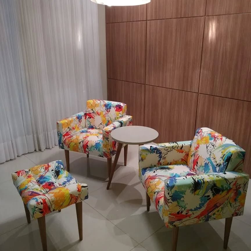Poltronas de linhas retas coloridas