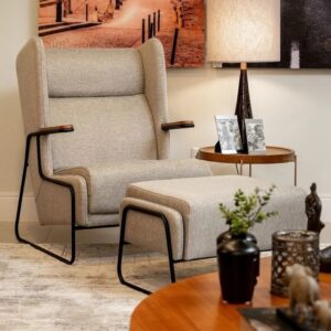 Sala com poltrona bege e estrutura em metal preto
