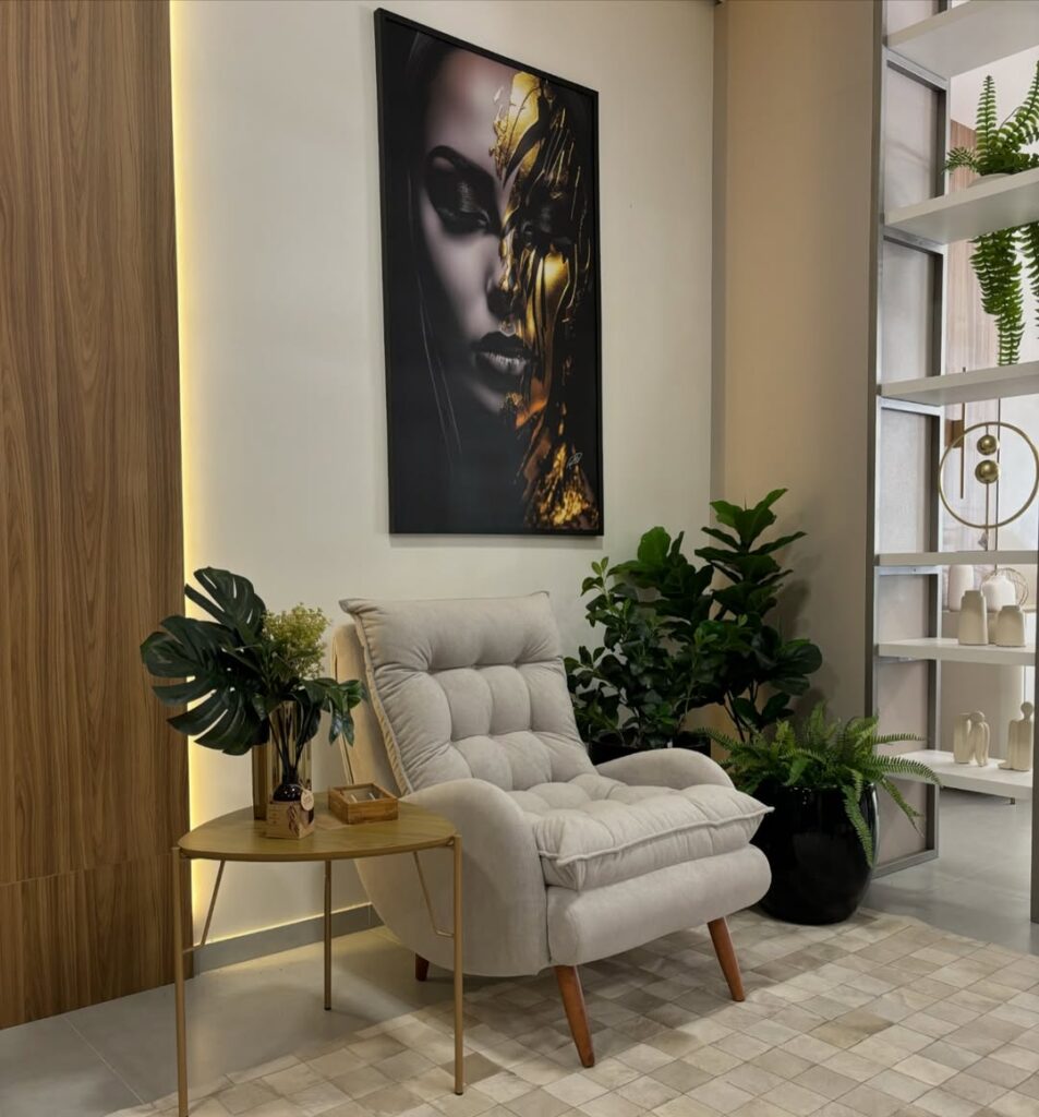 Sala de estar com poltrona confortável clara entre plantas