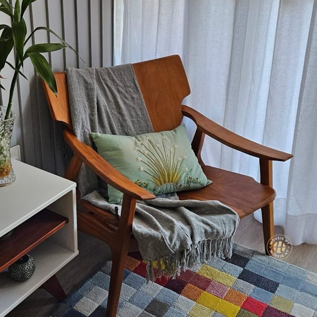 Poltrona de madeira com manta e almofada verde