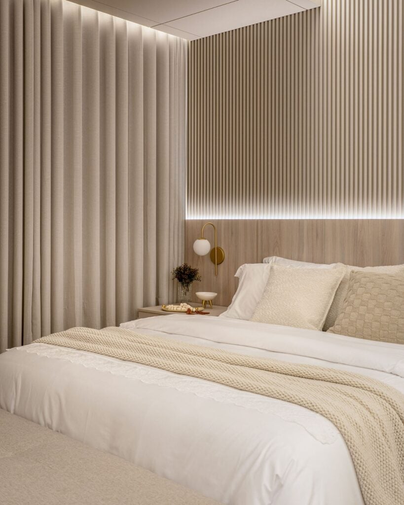 Quarto de casal aconchegante em tom claro