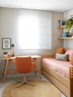 Quarto de hóspede com home office e cortina, com sofá cama e mesa de trabalho ou estudos