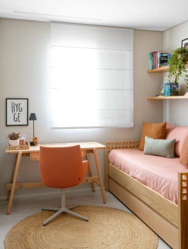 Quarto de hóspede com home office e cortina, com sofá cama e mesa de trabalho ou estudos