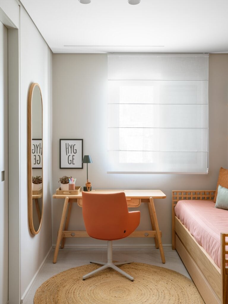Quarto de hóspede com home office e cortina, com sofá cama e mesa de trabalho ou estudos