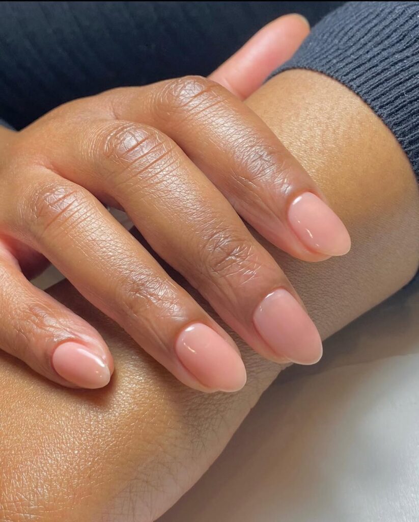 Mão de pele preta, com unha amendoada rose water 