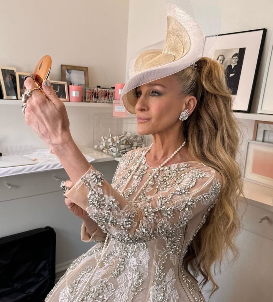 Sarah Jessica Parker, com vestido de brilho e cabelo loiro preso 